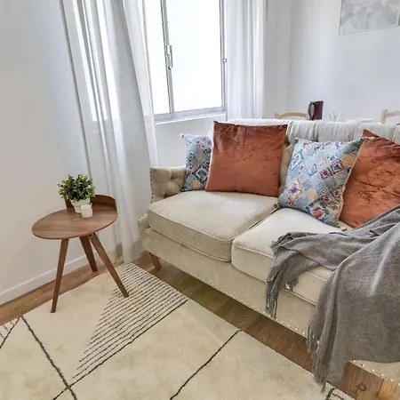 Well-design 1 Bedroom In Encarnacao Апартаменты Лиссабон